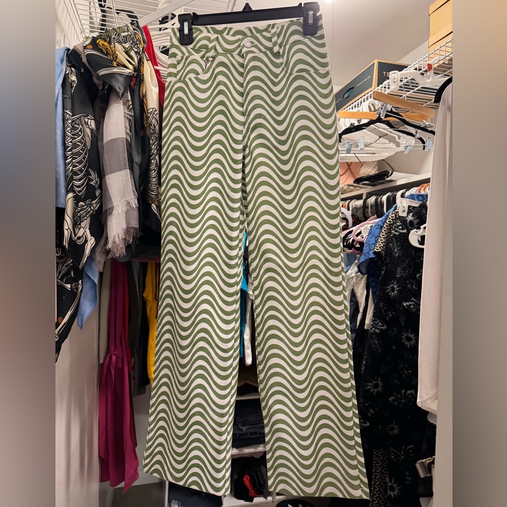 Green and White Wavy Pattern Pants